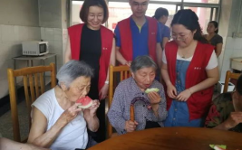吃瓜娱乐圈爷爷奶奶,揭秘“吃瓜”爷爷奶奶的娱乐生活
